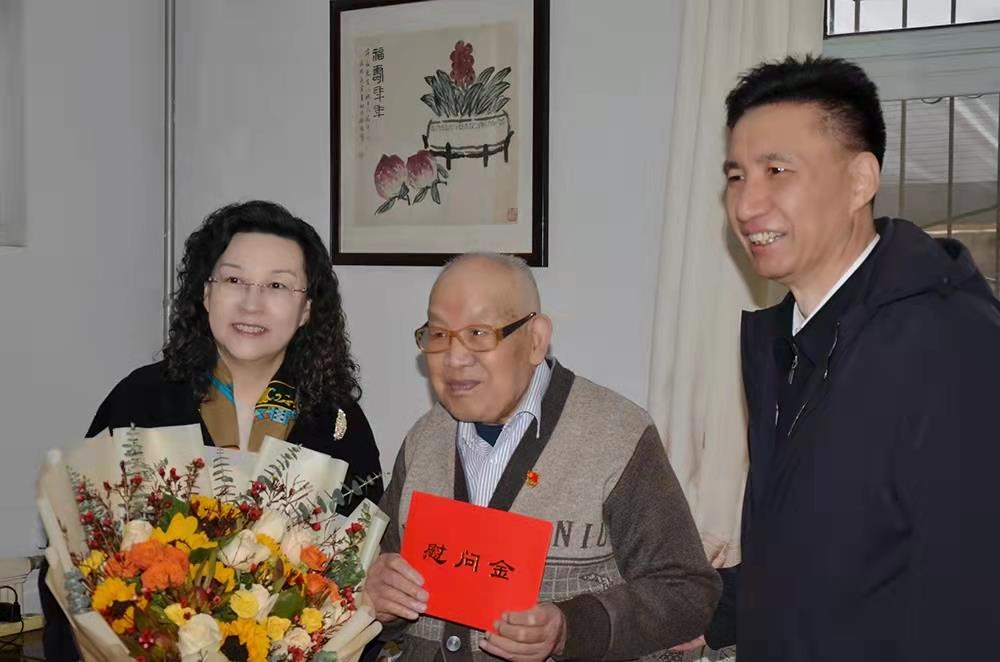 濟(jì)南產(chǎn)發(fā)集團(tuán)黨委副書記、總經(jīng)理黃蓓走訪慰問離休老干部、老黨員